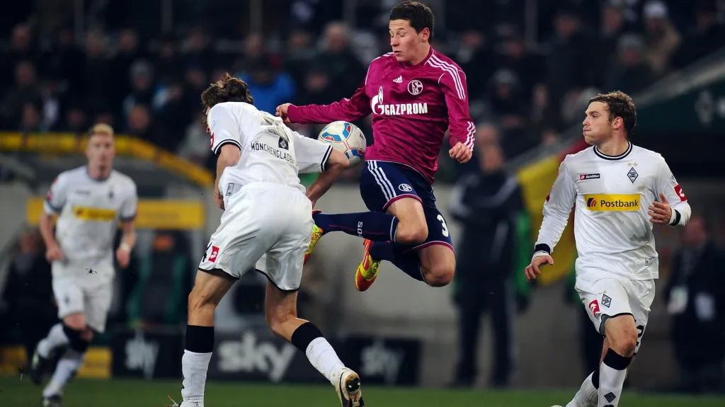 Draxler (uprostřed) proti Mönchengladbachu 