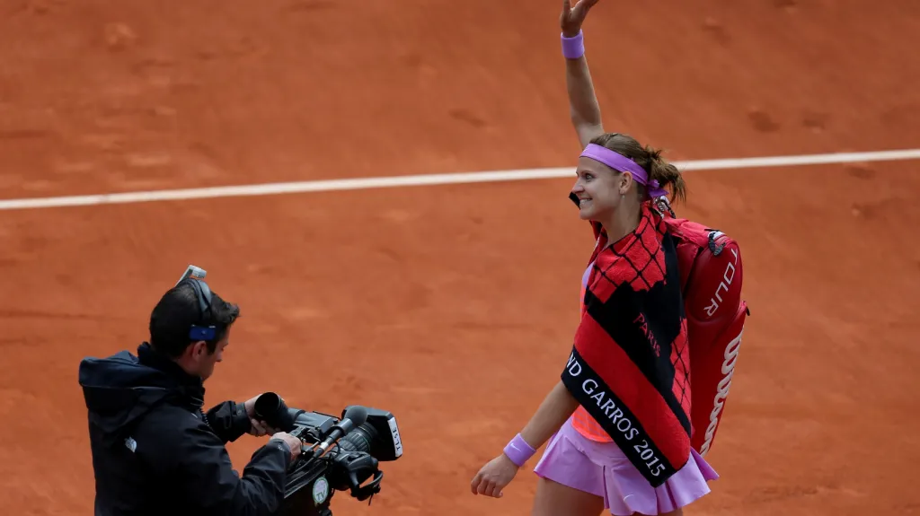 Spokojená Lucie Šafářová odchází z kurtu na French Open