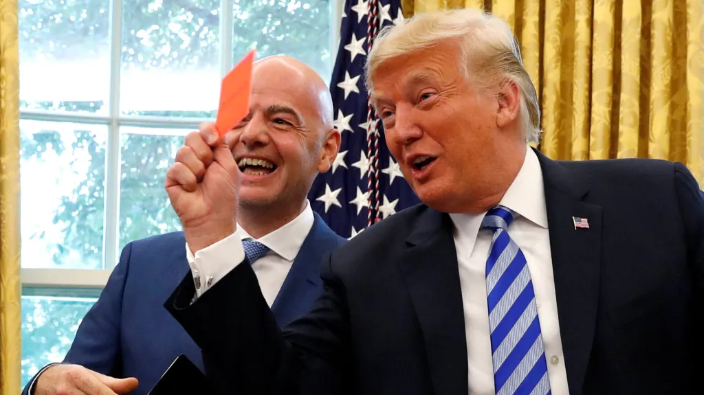 Donald Trump s Giannim Infantinem v Bílém domě