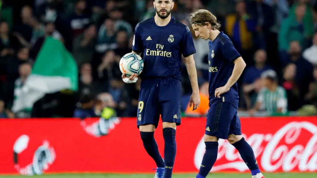 Zklamaní fotbalisté Realu Benzema a Modrič