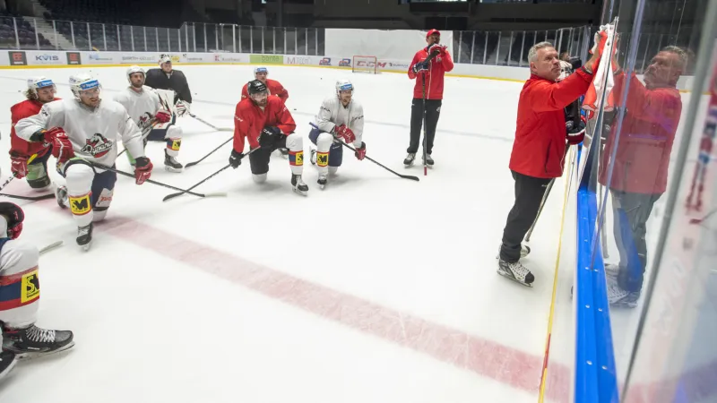 Trenér Milan Razým při tréninku Pardubic