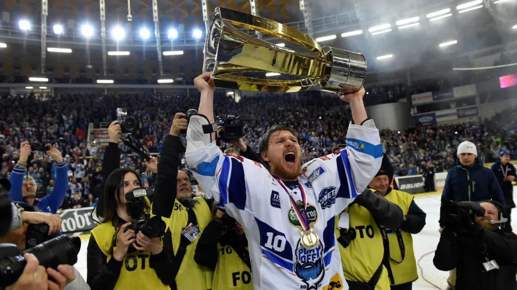 Martin Erat z Komety Brno s trofejí pro mistra extraligy