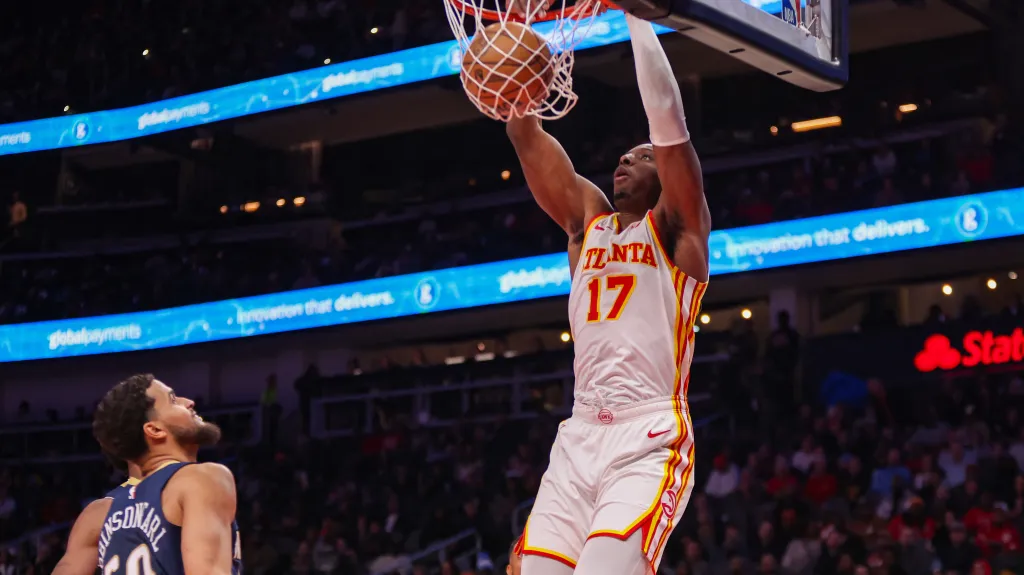 Onyeka Okongwu z Atlanty střílí koš v utkání proti New Orleans