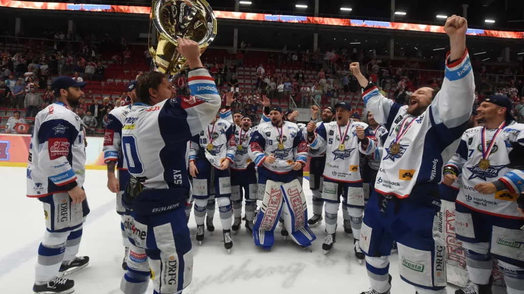 Martin Erat slaví se spoluhráči extraligový titul 