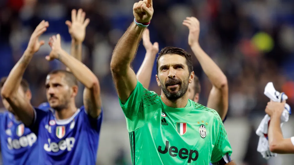 Gianluigi Buffon z Junvetusu se raduje z výhry
