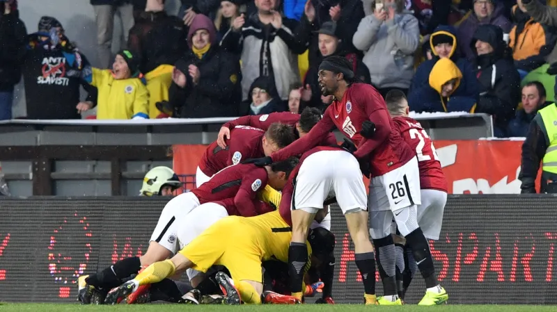 Sparťané se radují po gólu