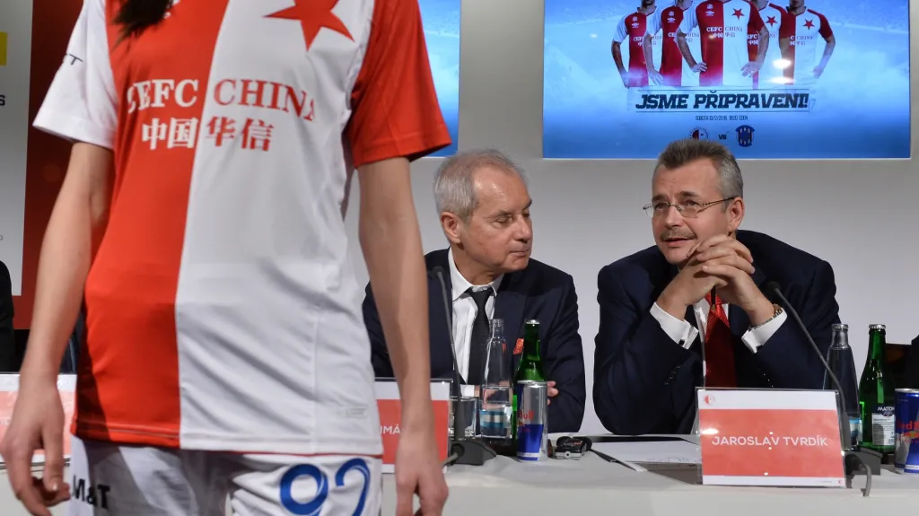 Jiří Šimáně a Jaroslav Tvrdík při představování nových slavistických dresů