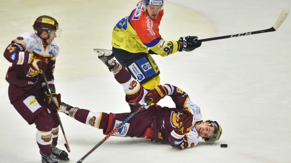 Jihlavský bek Václav Půža v pádu před Zdeňkem Doležalem