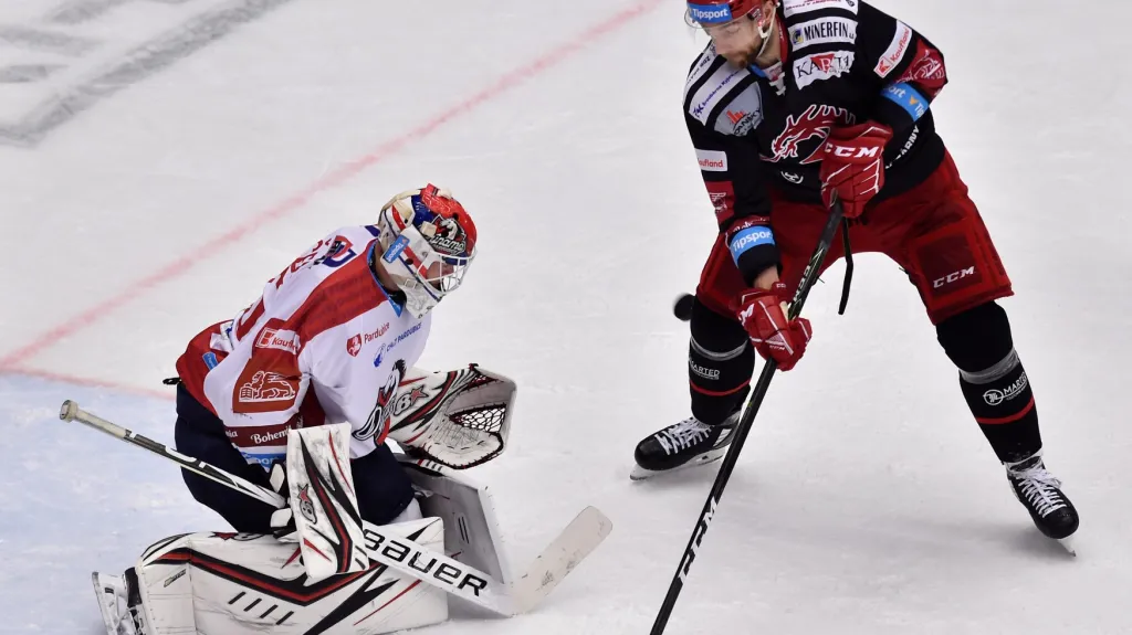 Pardubický gólman Milan Klouček čelí Tomáši Marcinkovi z Třince
