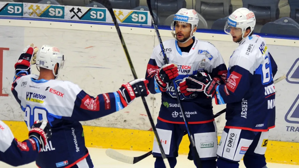 Leoš Čermák (uprostřed) se raduje se spoluhráči z Komety Brno