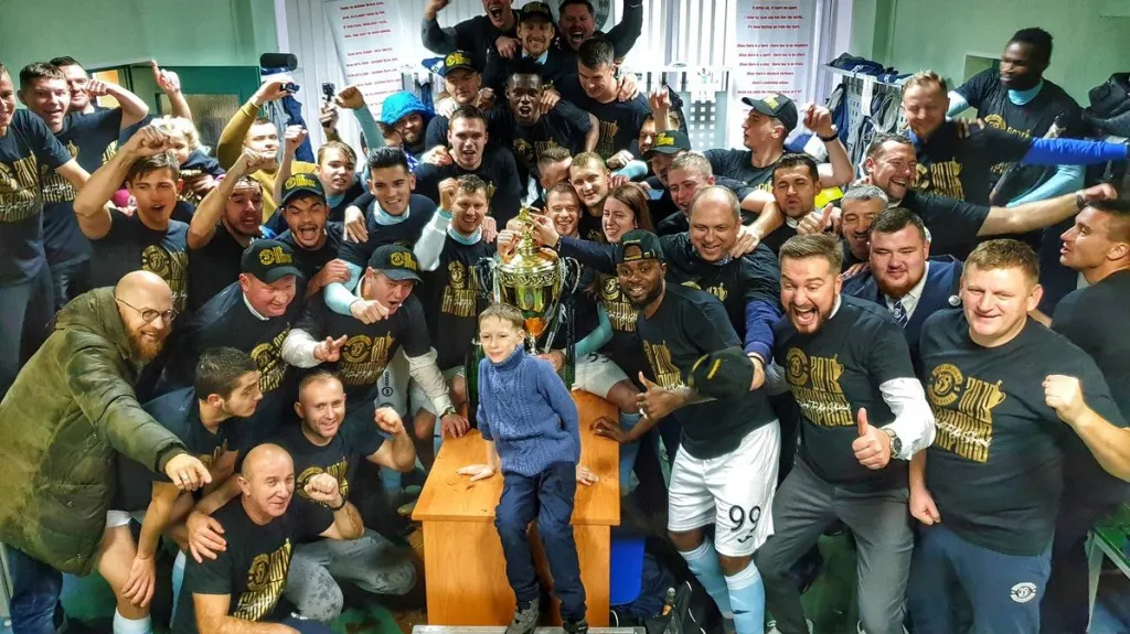 Fotbalisté Dynama Brest se radují z mistrovského titulu