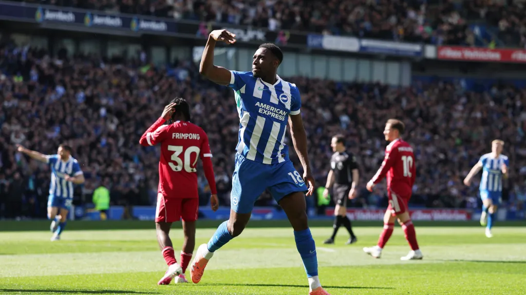 Danny Welbeck slaví gól do sítě Liverpoolu