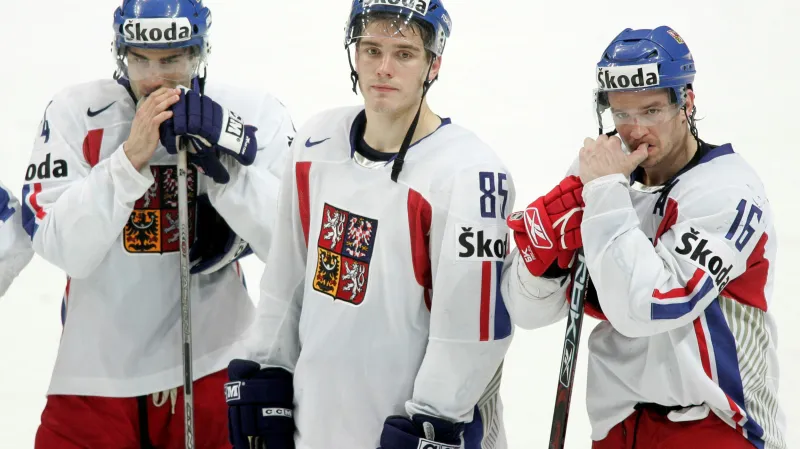 Zklamaní čeští hokejisté po vyřazení na MS v roce 2007