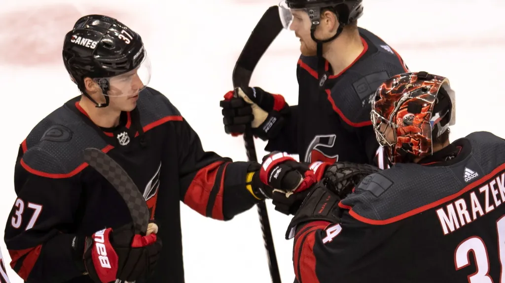 Andrej Svečnikov gratuluje Petru Mrázkovi