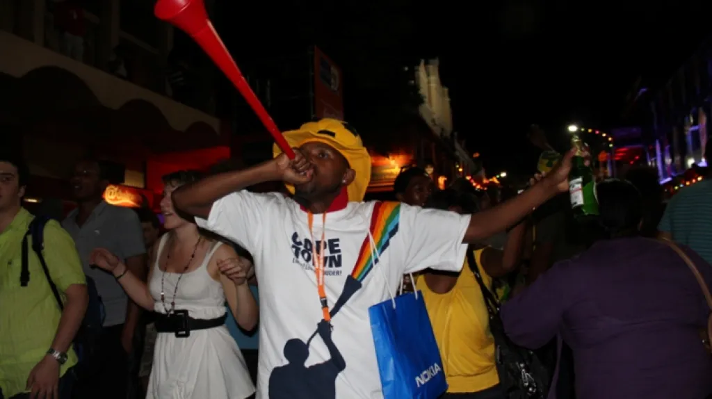 Fanoušek troubí na vuvuzelu