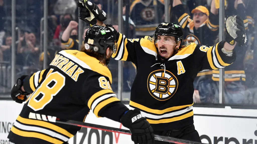 Brad Marchand a David Pastrňák se radují z gólu Bostonu
