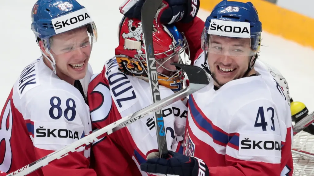 Pavel Francouz (uprostřed) se raduje z výhry s Davidem Pastrňákem (vlevo) a Janem Kovářem