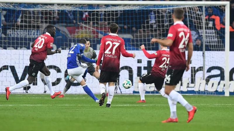 Marko Pjaca (Schalke) dává gól Hannoveru