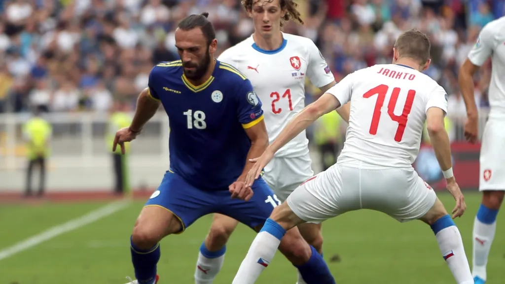 Vedat Muriqi z Kosova v utkání proti české reprezentaci