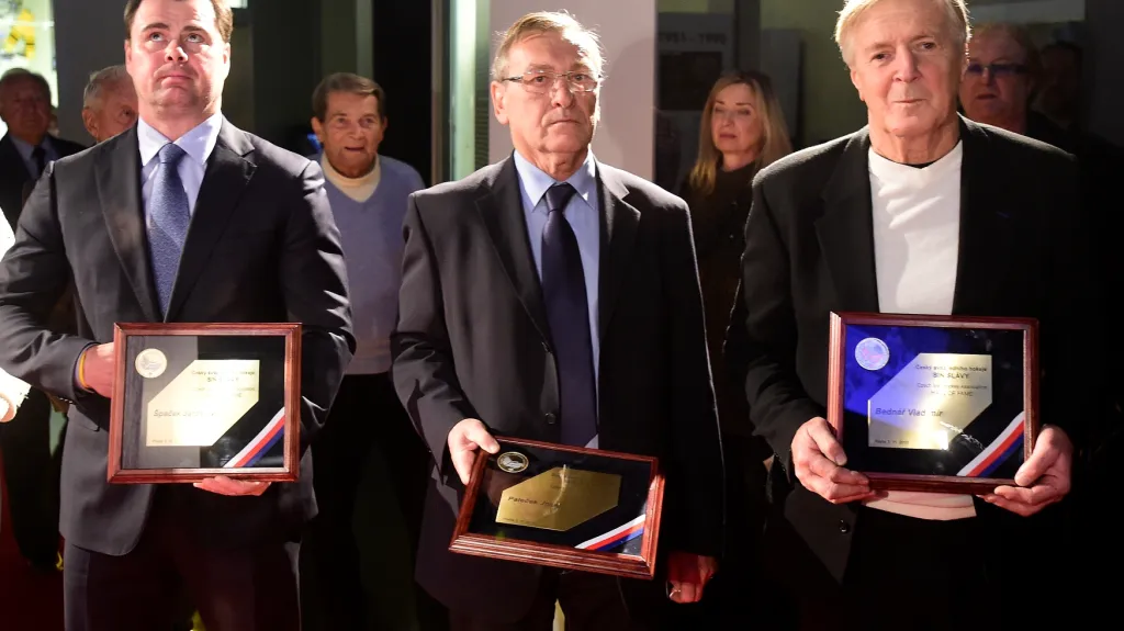 Zleva Jaroslav Špaček, Josef Paleček a Vladimír Bednář byli slavnostně uvedeni do Síně slávy českého hokeje