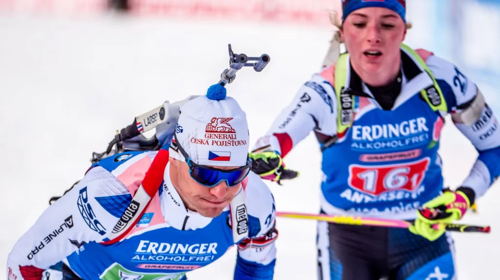 Markéta Davidová předává Michalu Krčmářovi