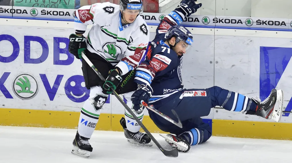 Mladoboleslavský bek Martin Ševc v souboji s Jakubem Valským z Liberce