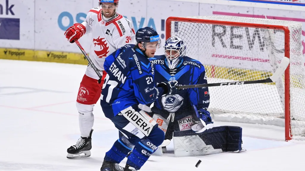 Vítkovický brankář Dominik Hrachovina čelí šanci Třince