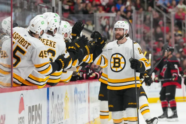 Zacha skóroval, Pastrňák dvakrát nahrával, ale Boston prohrál. Nečas pomohl gólem Coloradu