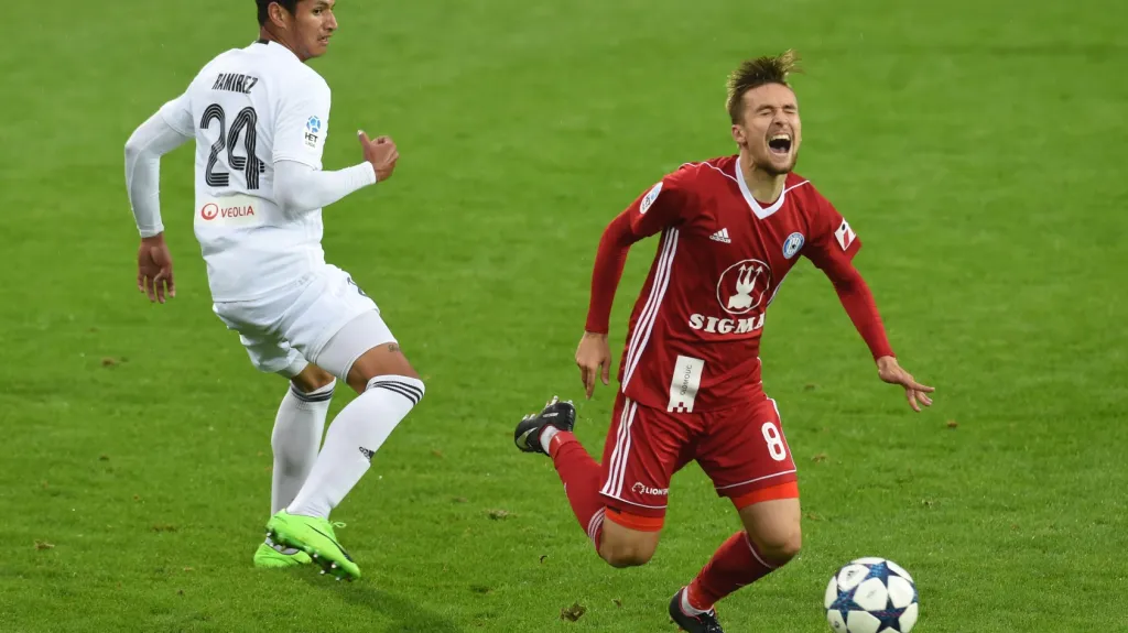 Eric Ramirez z Karviné fauluje Davida Housku ze Sigmy Olomouc