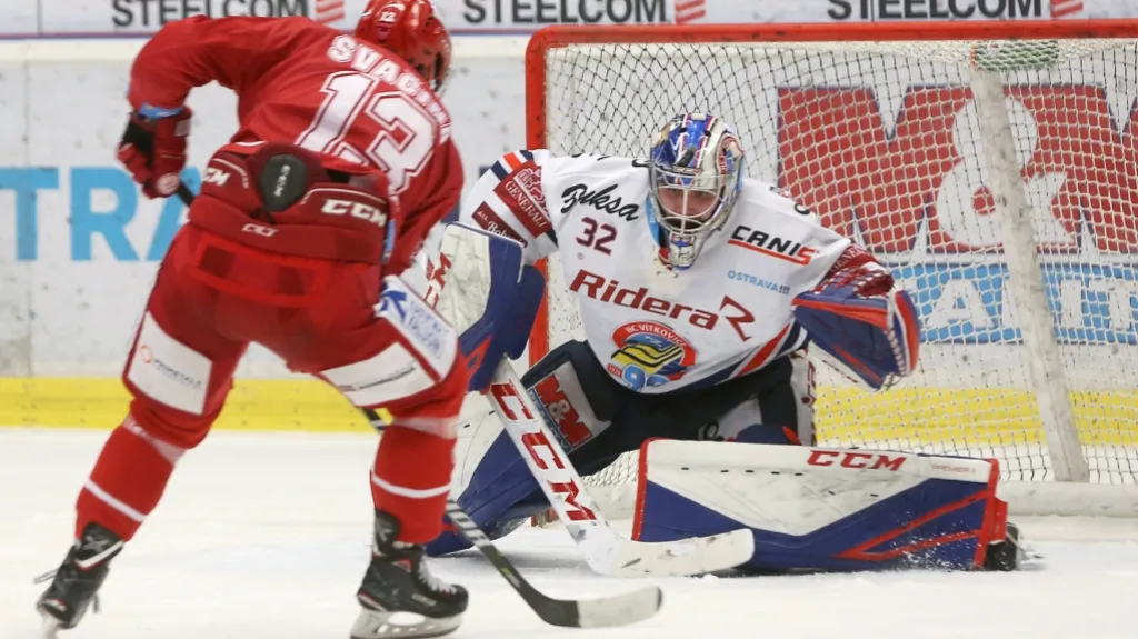 Brankář Patrik Bartošák z Vítkovic v utkání proti Třinci