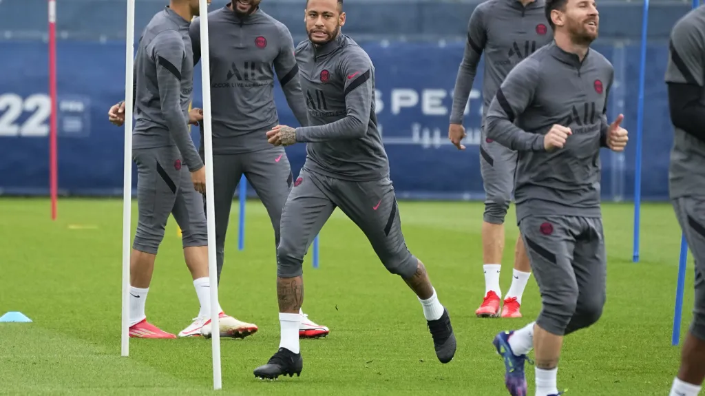 Lionel Messi před Neymarem na tréninku PSG