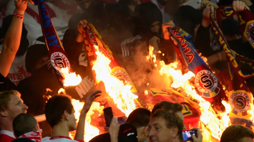 Slávističtí fanoušci pálí sparťanské šály