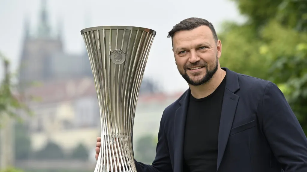 Tomáš Ujfaluši s pohárem pro vítěze EKL