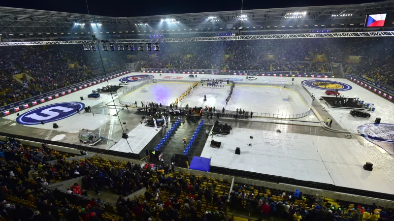 Nástup hokejistů Litvínova a Sparty na stadionu v Drážďanech