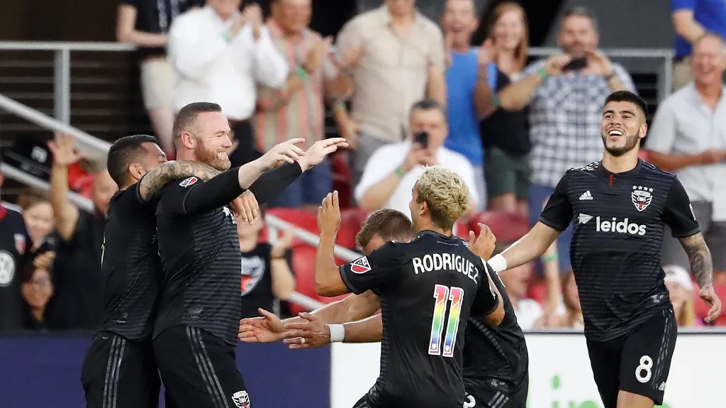 Wayne Rooney (vlevo) slaví se spoluhráči z DC United gól v MLS