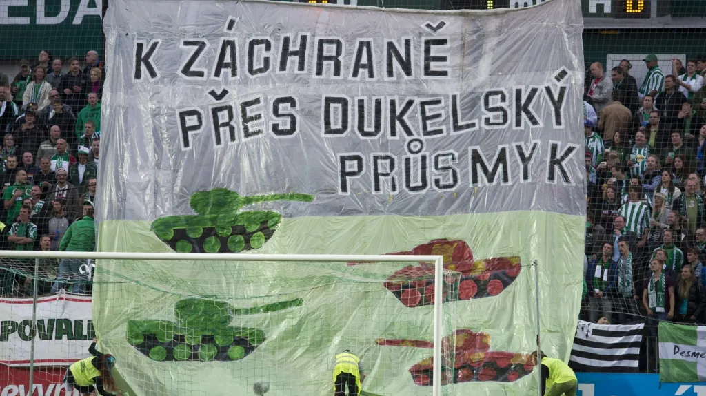 Transparent fanoušků Bohemians před utkáním s Duklou