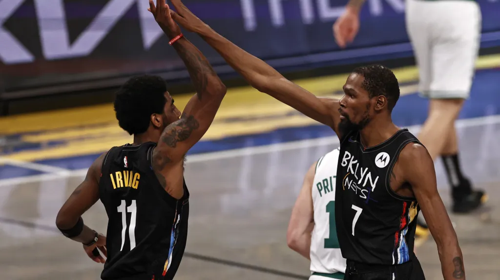 Kyrie Irving slaví s Kevinem Durantem