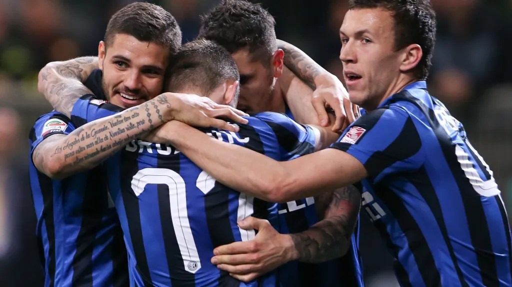 Slavící fotbalisté Interu Milán