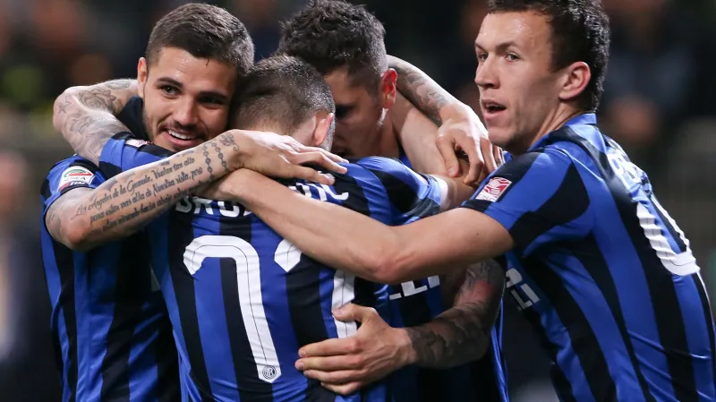 Slavící fotbalisté Interu Milán