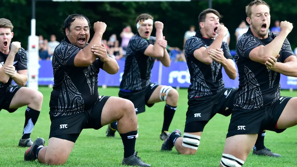 Novozélandští ragbisté v Praze předvedli bojový tanec haka