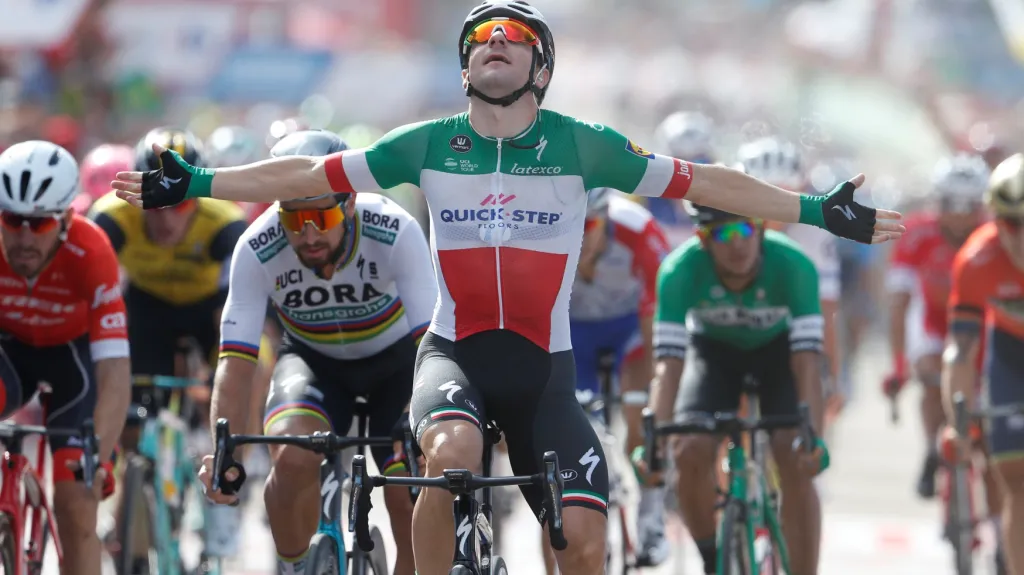 Elia Viviani se raduje z vítězství v etapě na Vueltě