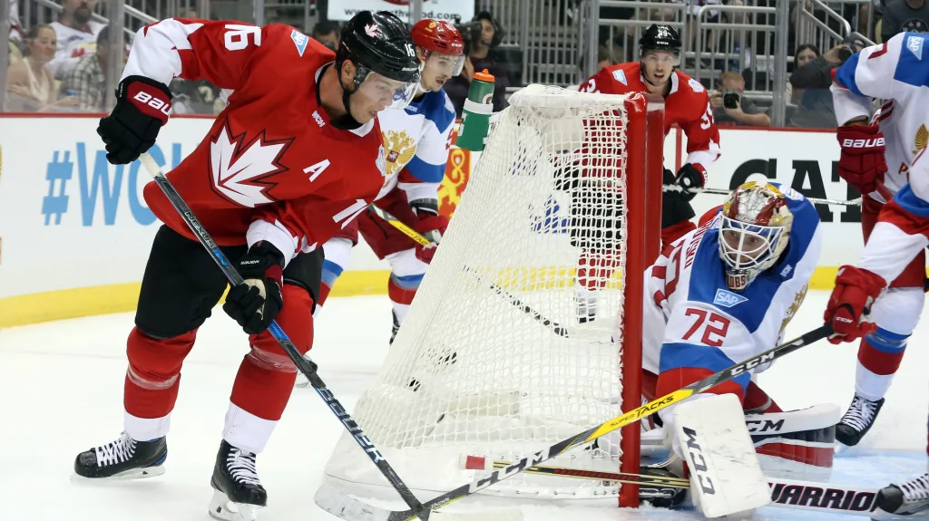 Kanaďan Jonathan Toews se snaží překvapit ruského brankáře Sergeje Bobrovskiho