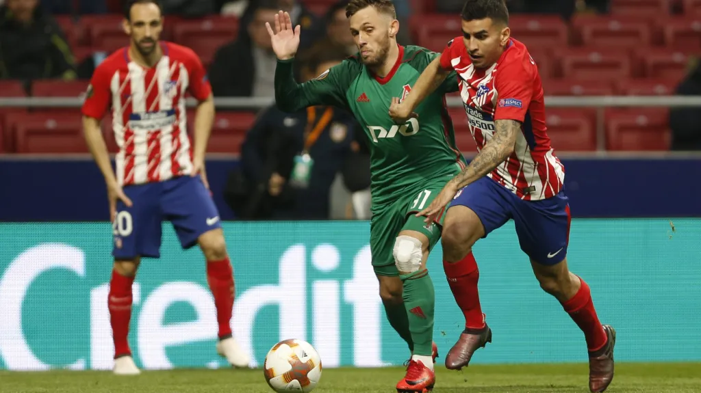 Maciej Rybus (uprostřed) v dresu Lokomotivu Moskva