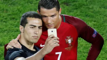Cristiano Ronaldo si fotí s fanouškem selfie