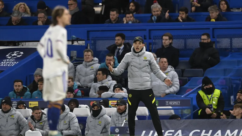 Trenér Chelsea Thomas Tuchel (uprostřed) během utkání s Realem