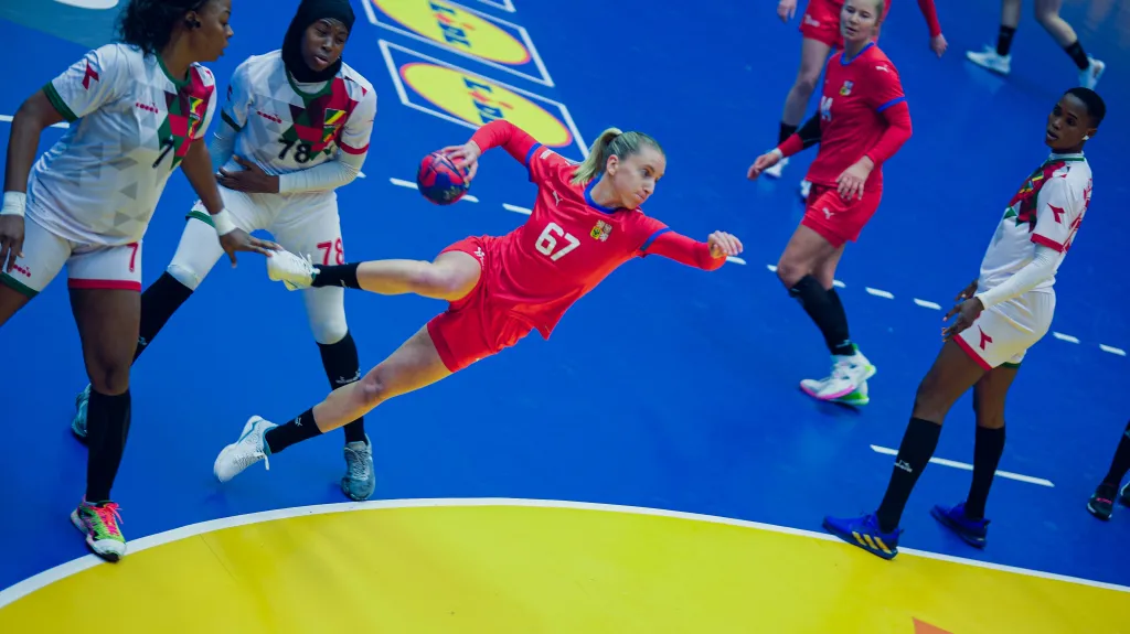 Reprezentační házenkářka Veronika Malá při zakončení proti Kongu na MS