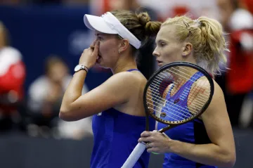 Barbora Krejčíková (vlevo) a Kateřina Siniaková na BJK Cupu