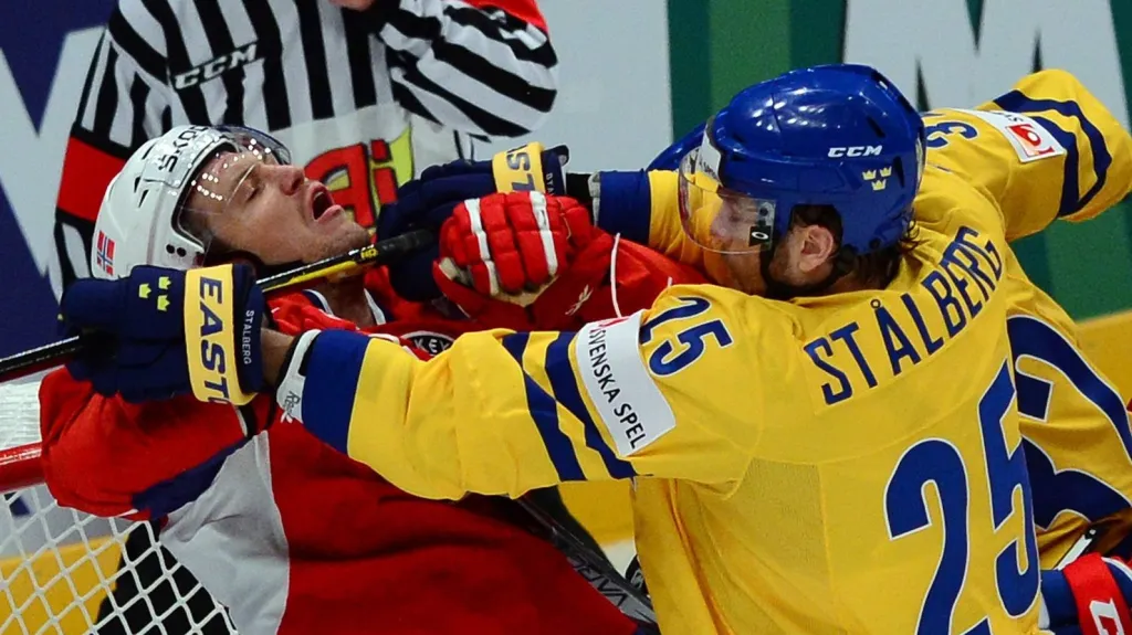 Ole-Kristian Tollefsen v zápase proti Švédsku