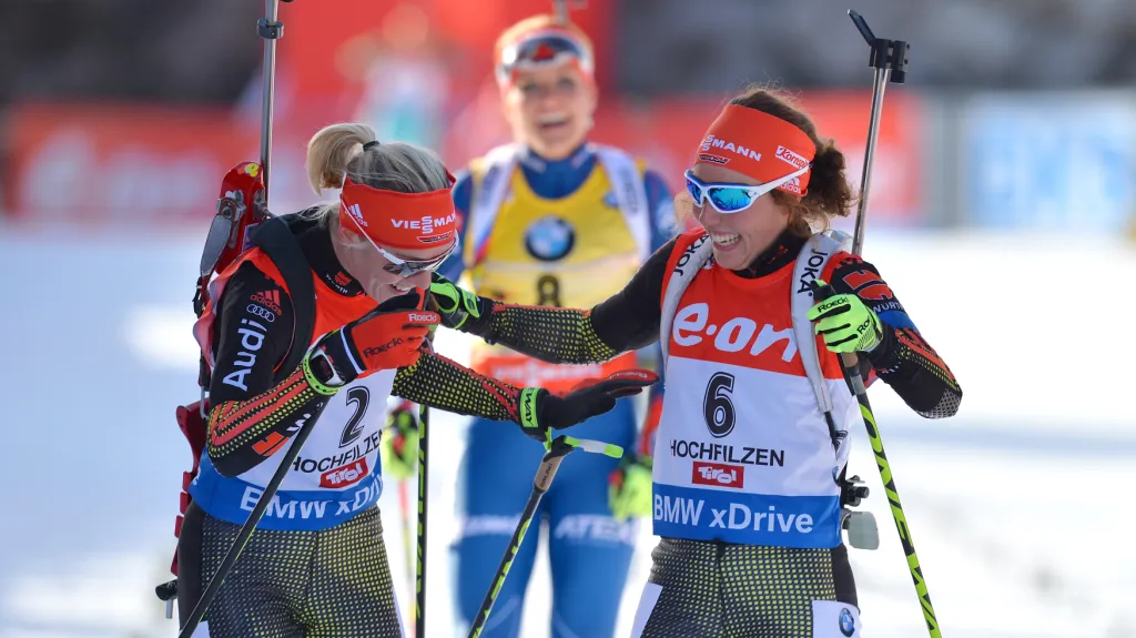 Soukalová (v pozadí ve žlutém) v cíli stíhačky SP v Hochfilzenu