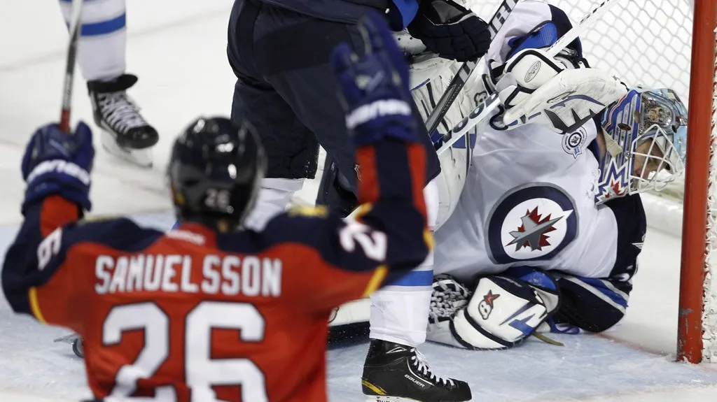 Hokejista Floridy Samuelsson u branky Winnipegu